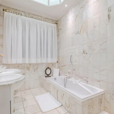 Relax In Style Centrally Located