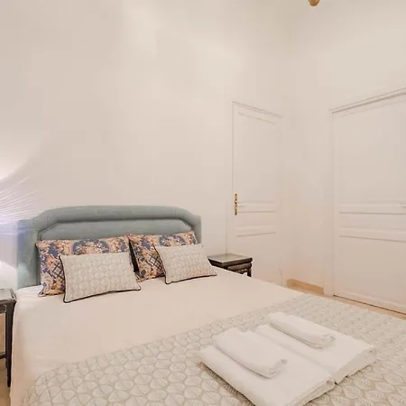 Relax In Style Centrally Located *