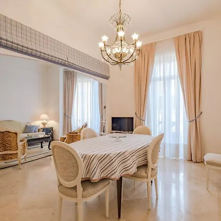 Relax In Style Centrally Located